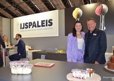 Sharon de Bonte en Wally Gijzen bij het IJspaleis. Geheel links Gijs Hoefsloot. 